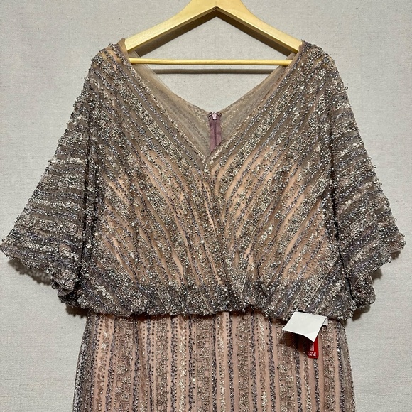 NWT Lara Cape Sleeve V-Neck Gown - size 20 - Picture 5 of 8